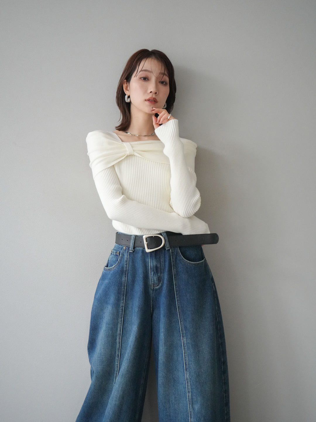 [予約]リボンモチーフオフショルリブニットトップス/white