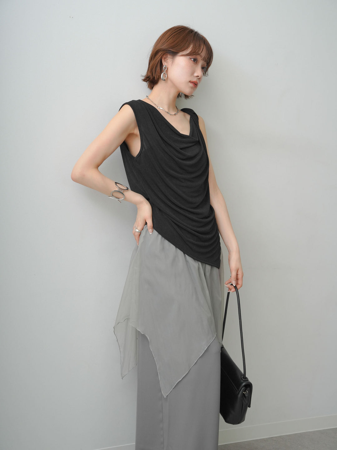 [予約]ツイストショルダーアシメドレープトップス/black