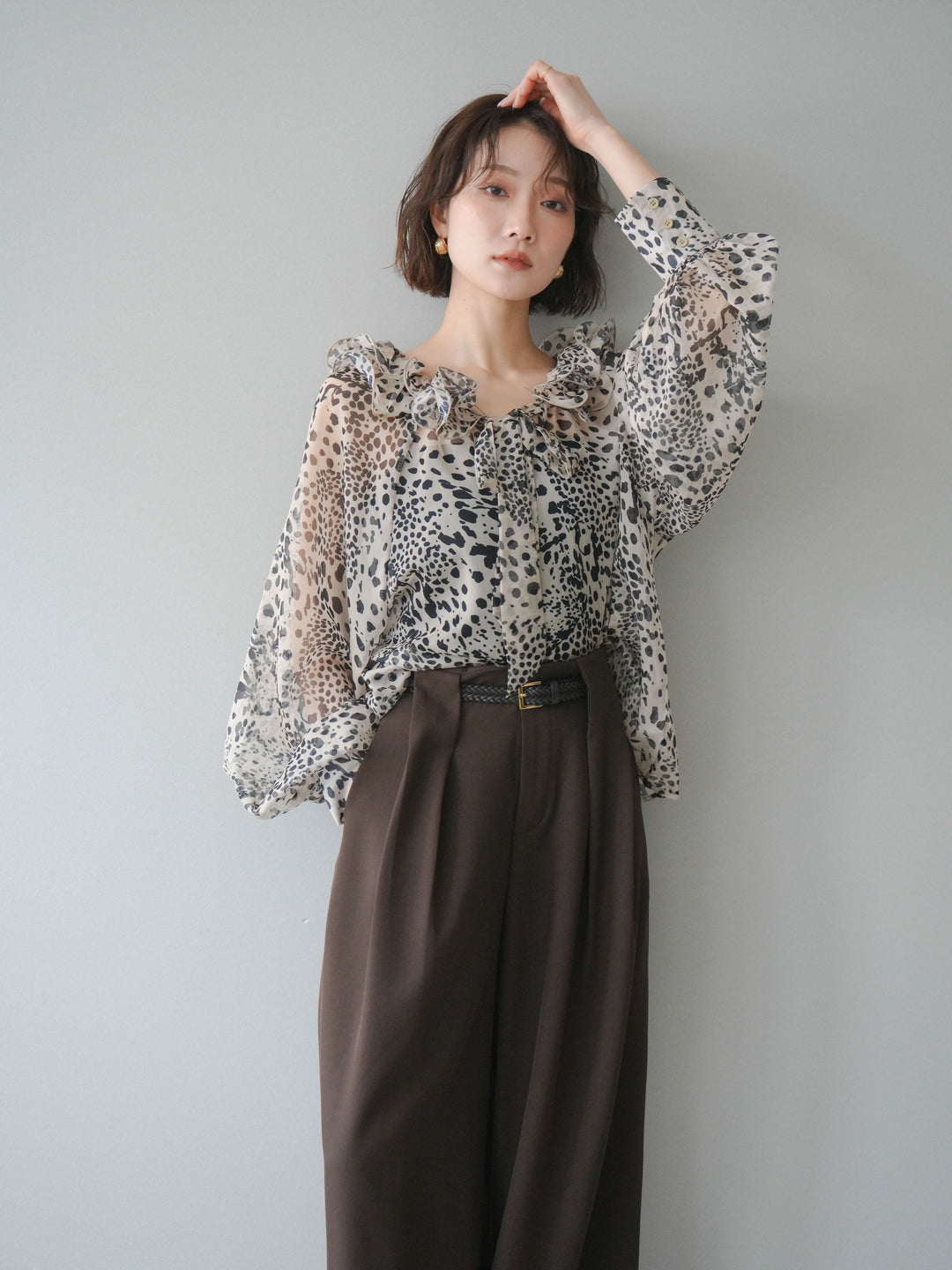 [予約]ラッフルネックシアーブラウス/leopard