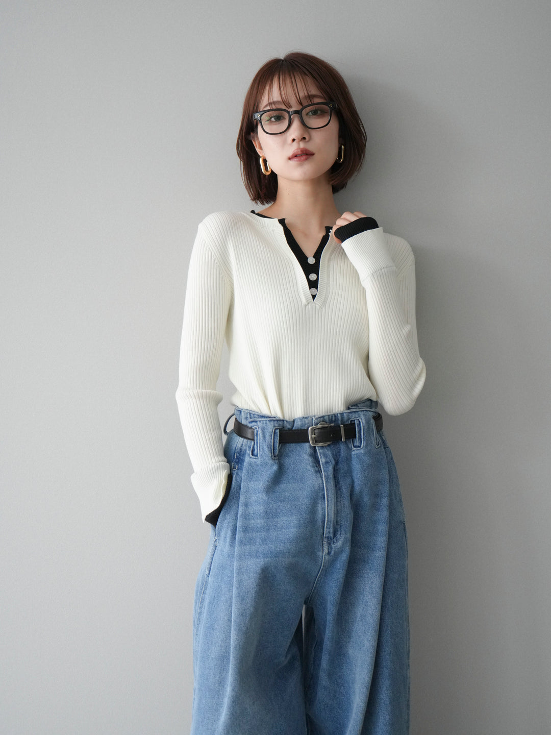 [SET]バイカラーキーネックリブニットトップス+ハイウエストベルトループデザインデニムパンツ(2set)