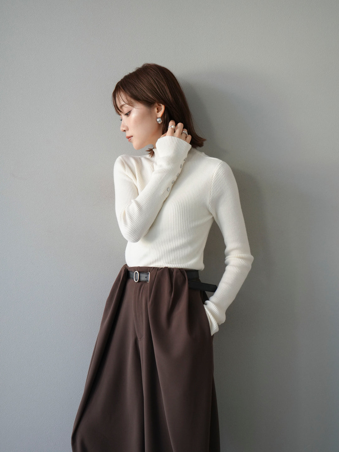 [予約]袖ボタンボトルネックリブニットトップス/アイボリー