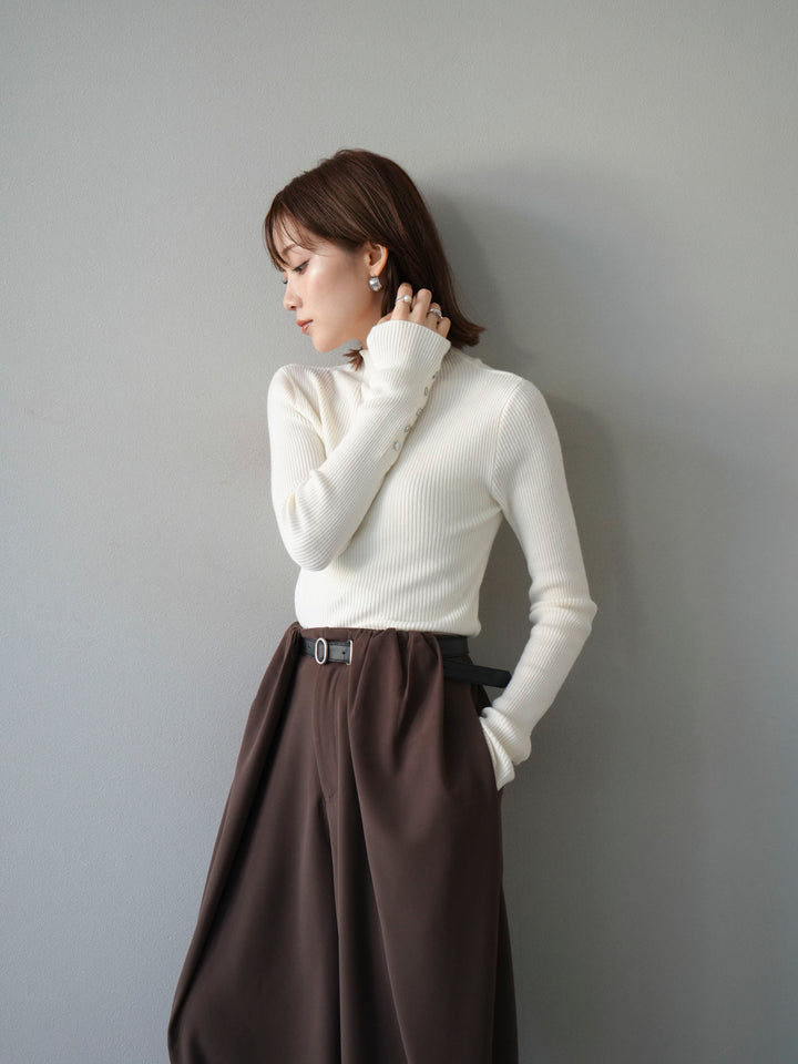 [予約]袖ボタンボトルネックリブニットトップス/アイボリー