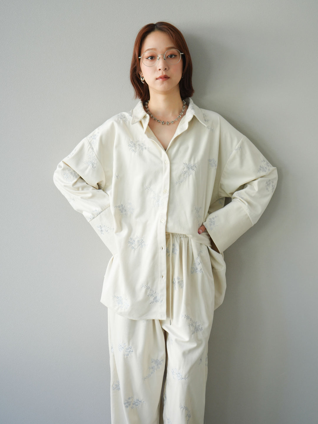 [予約]ベロアフラワーエンブロイダリーシャツ/エクリュ