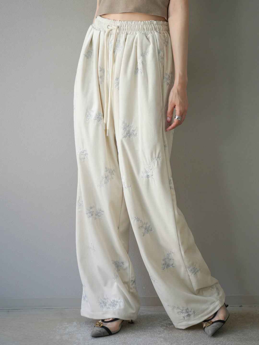 [予約]ベロアフラワーエンブロイダリーイージーパンツ/エクリュ