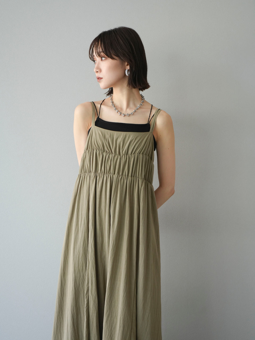 [SET]レーヨンシャーリングキャミワンピース+カップ付きバッククロスキャミソール(2set)