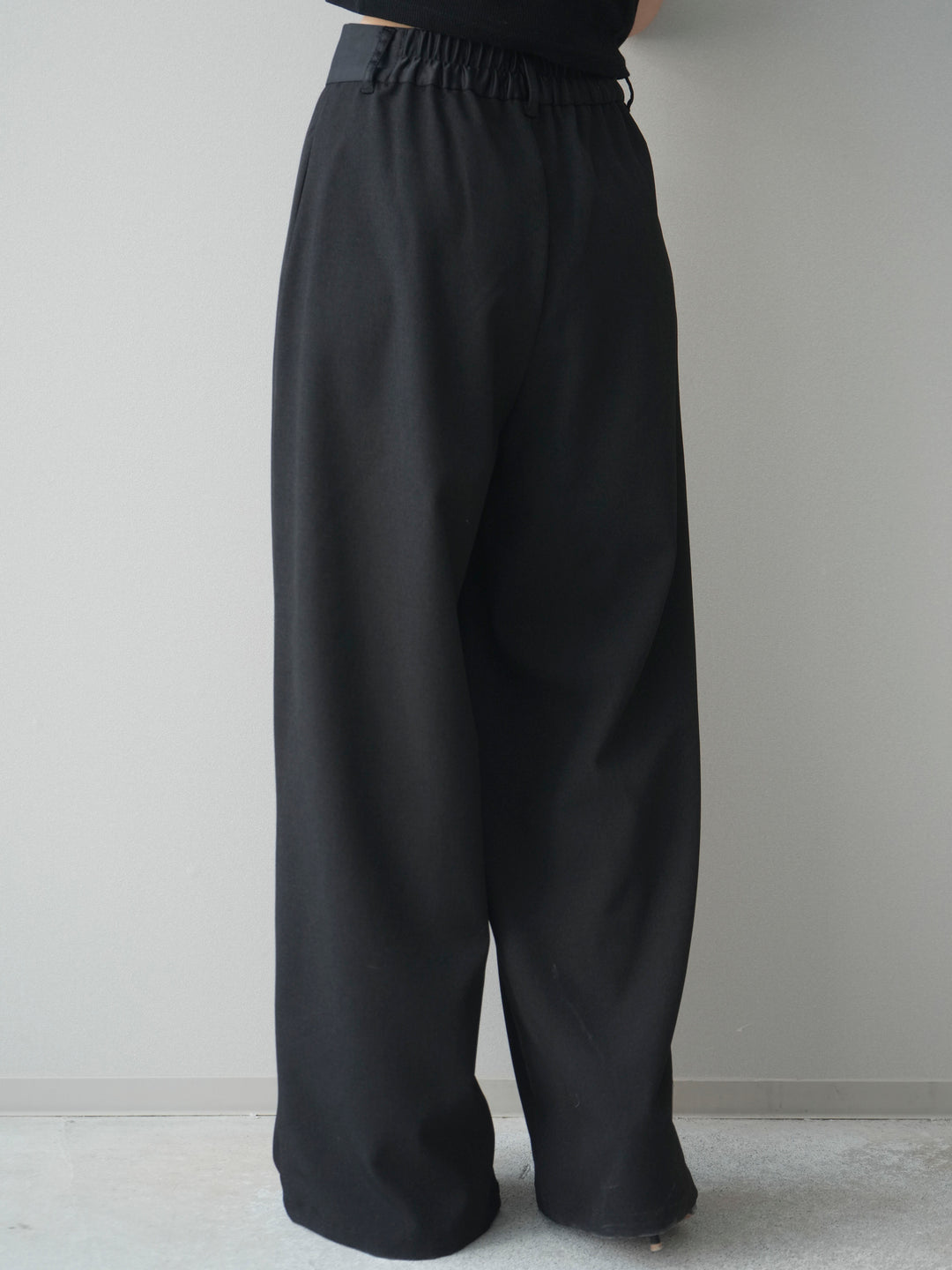 [予約]サテンベルトタックワイドパンツ/black