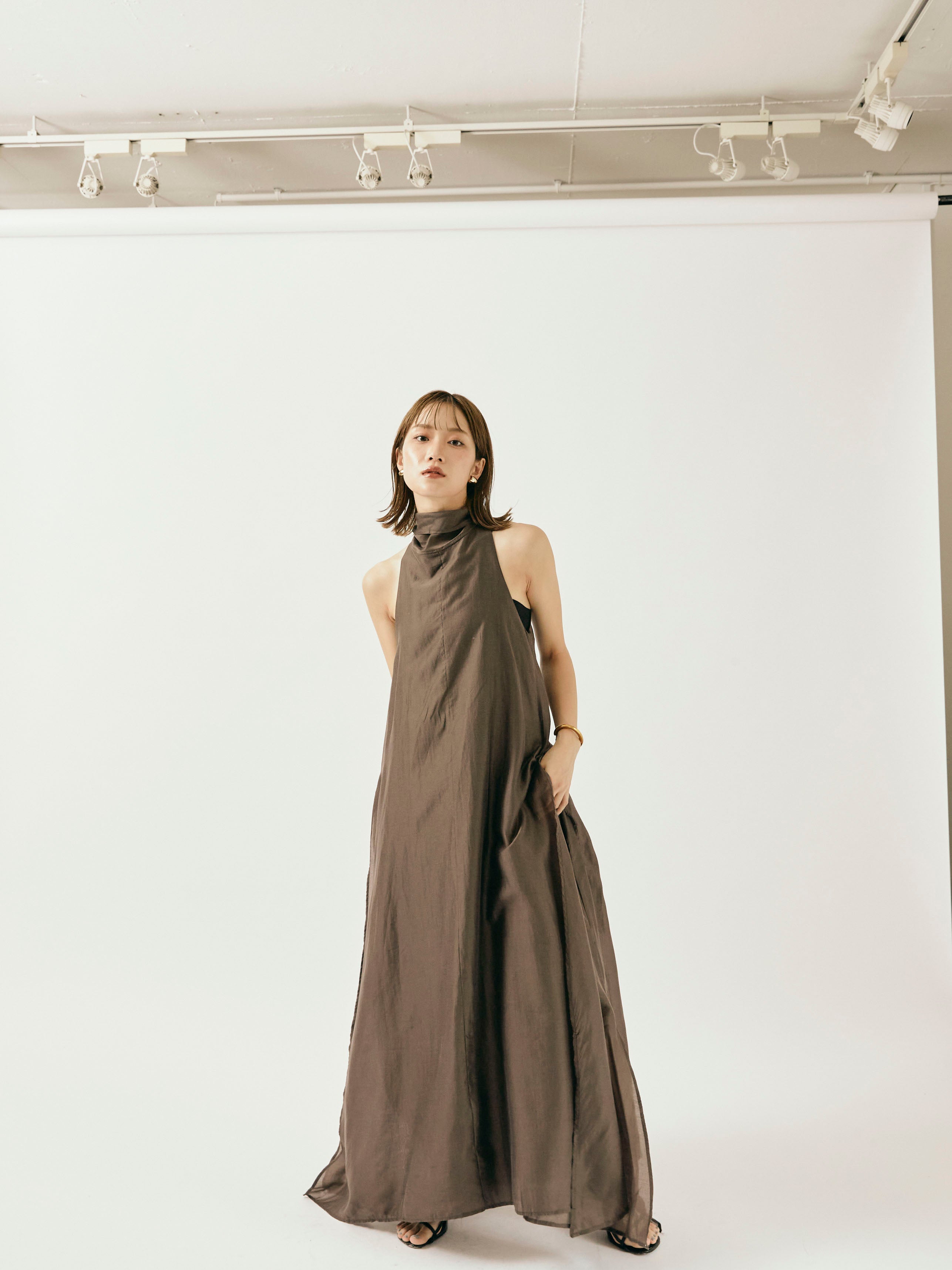 Allure】[SET]シャイニーホルターネックレイヤードワンピース+