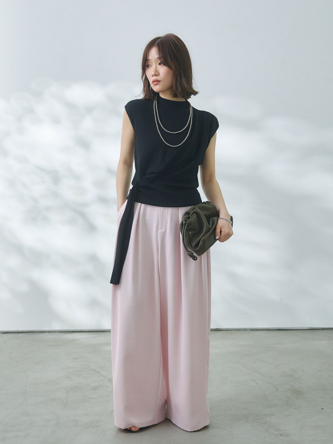 【Allure】[SET]サイドベルトボトルネックノースリーブニットトップス+エステルツイルタックワイドパンツ(2set)