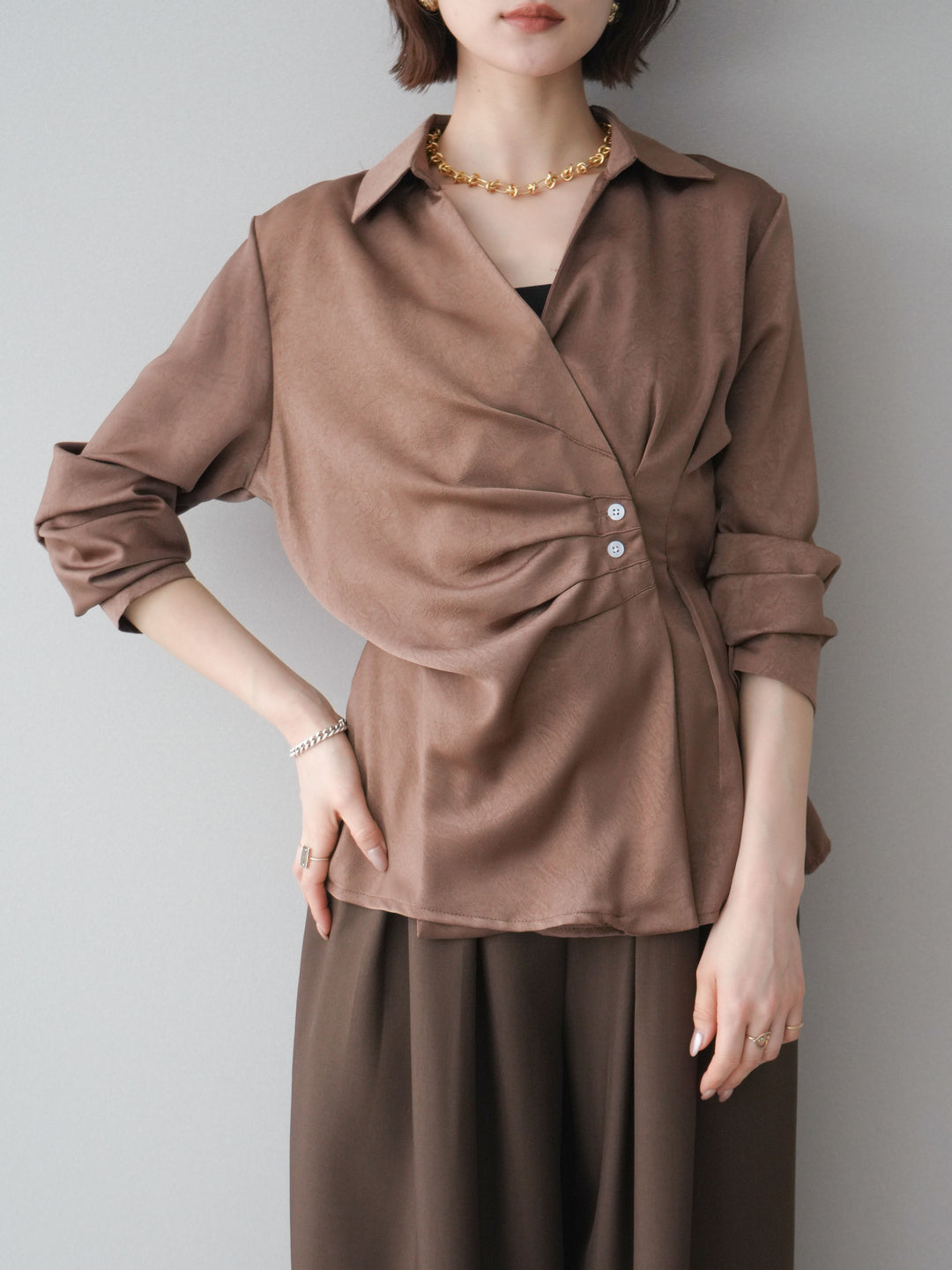 [予約]サイドギャザーアシンメトリーデザインサテンブラウス/brown