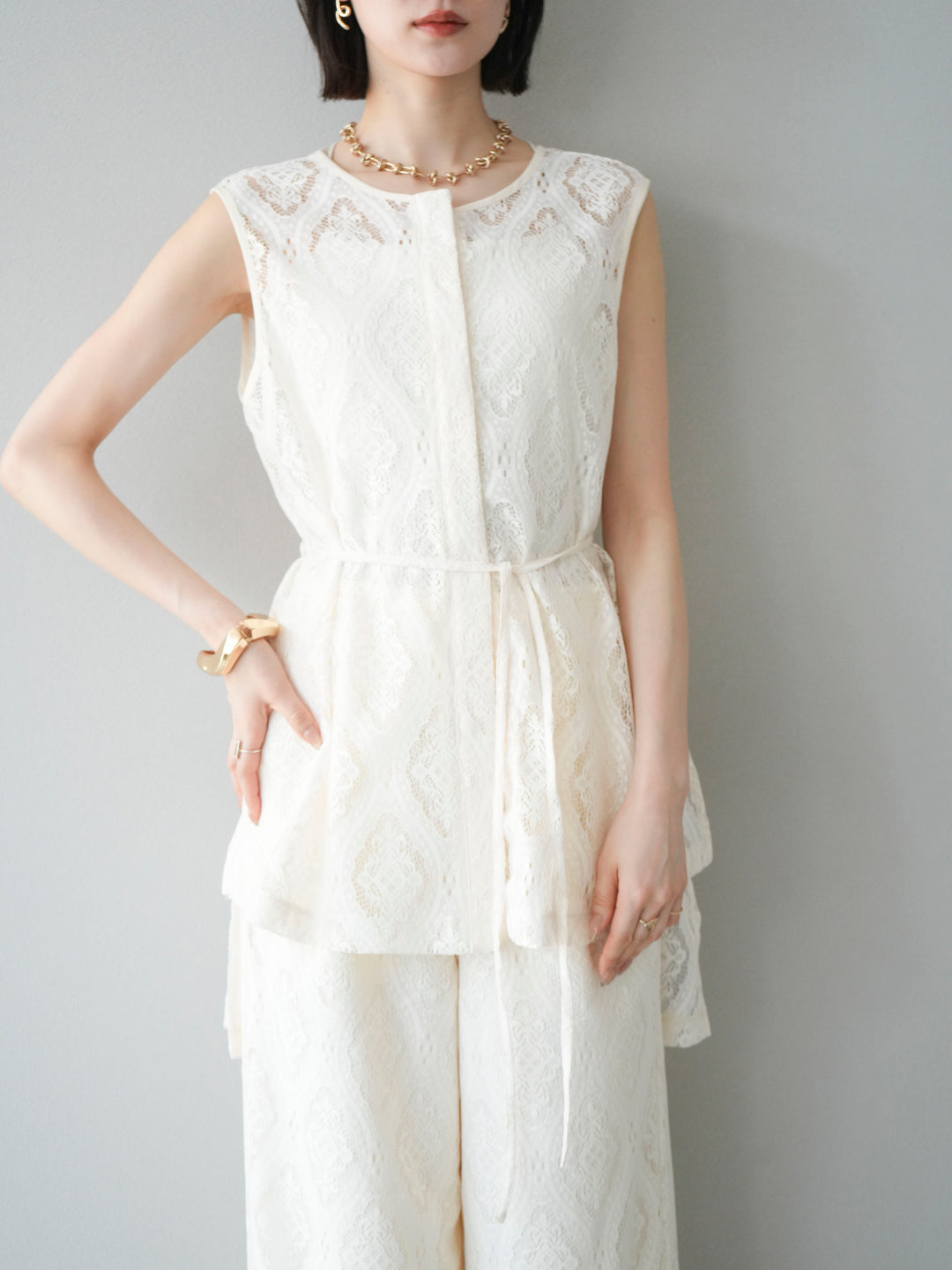 [SET] 緞面滾邊蕾絲無袖上衣 + 蕾絲疊穿休閒褲 (2件套)