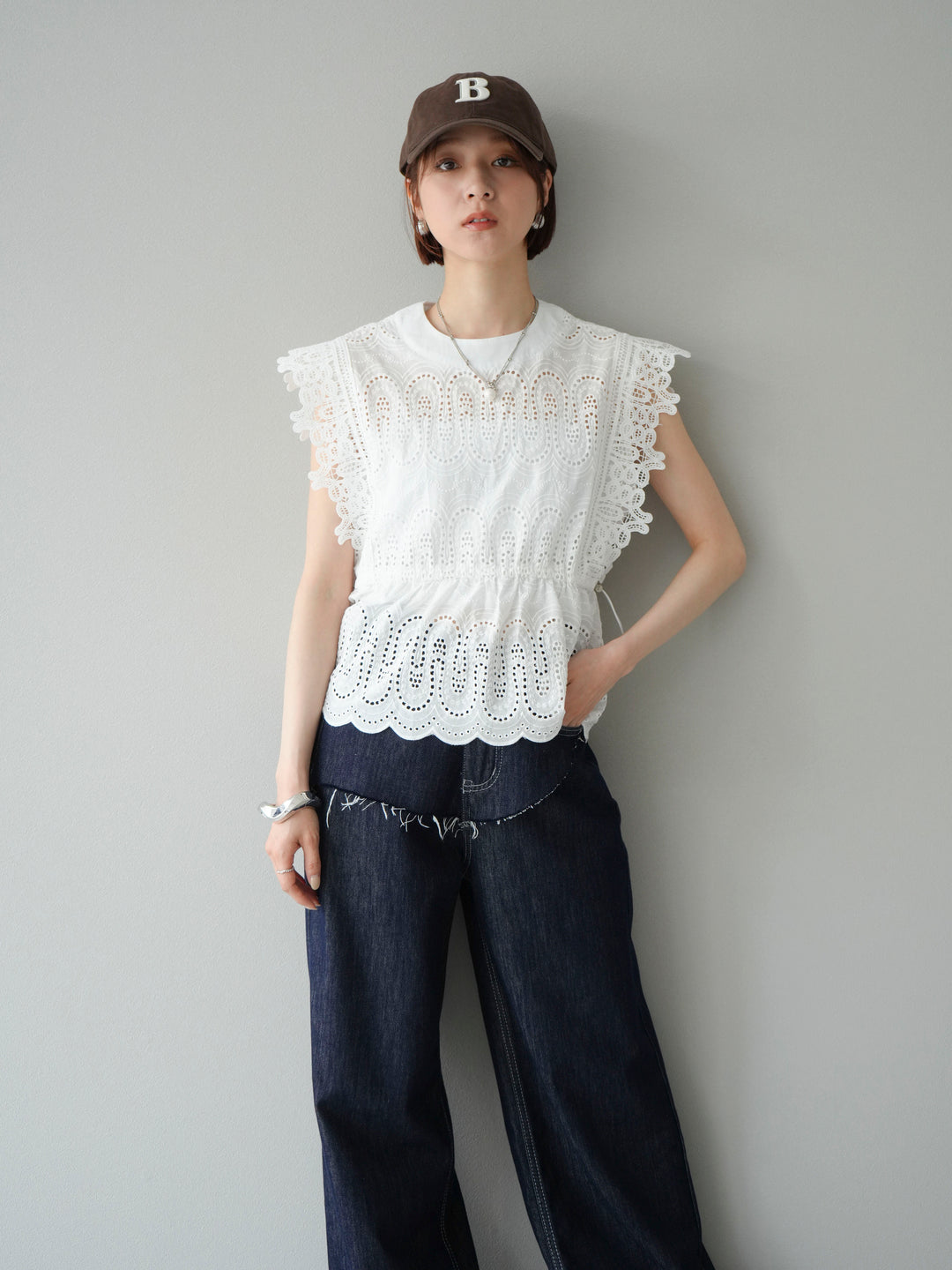 [SET] 扇貝刺繡蕾絲上衣 + 臀部設計牛仔褲 (2set)