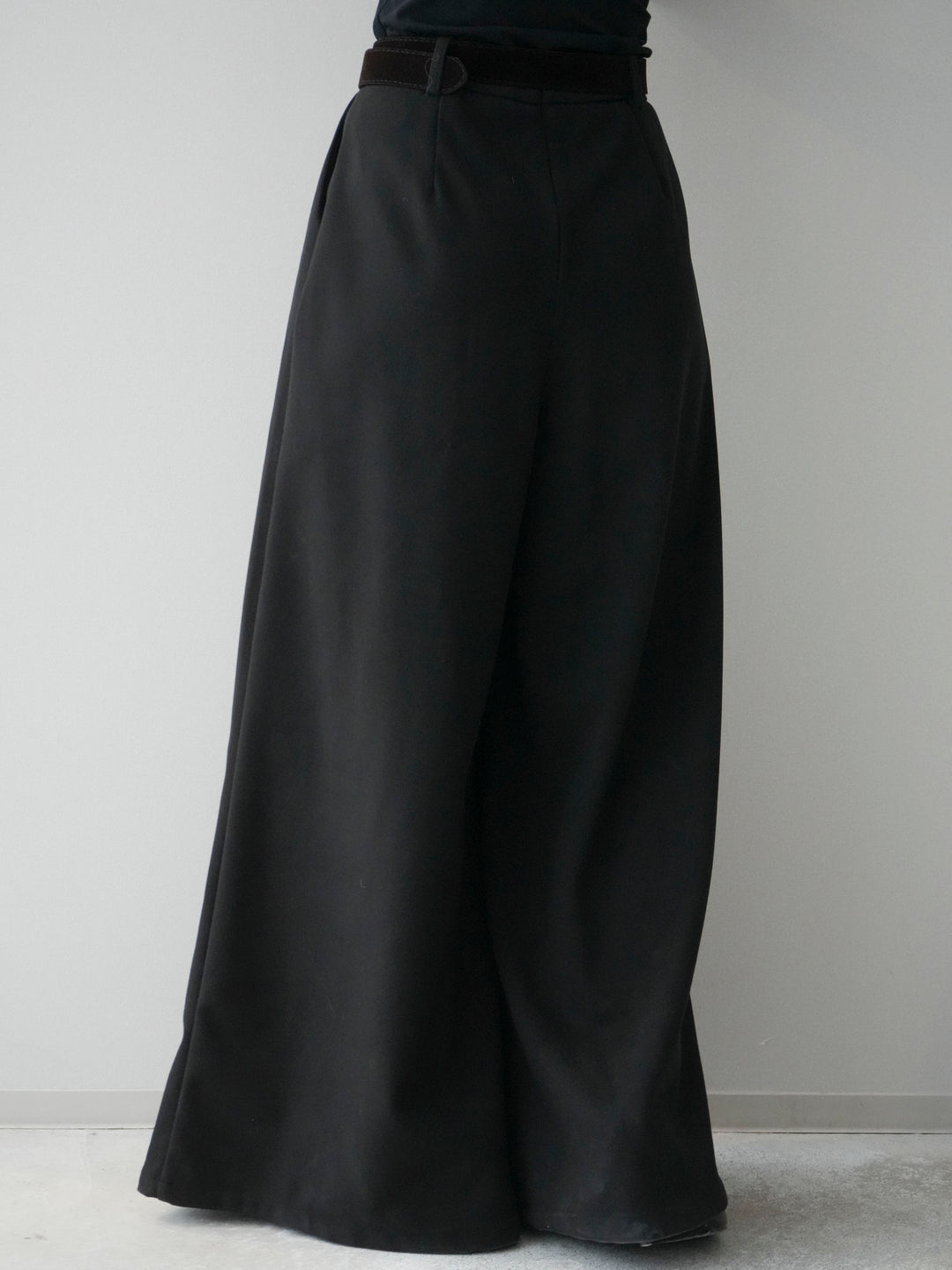 [予約]ベルト付きフロントタックワイドパンツ/black