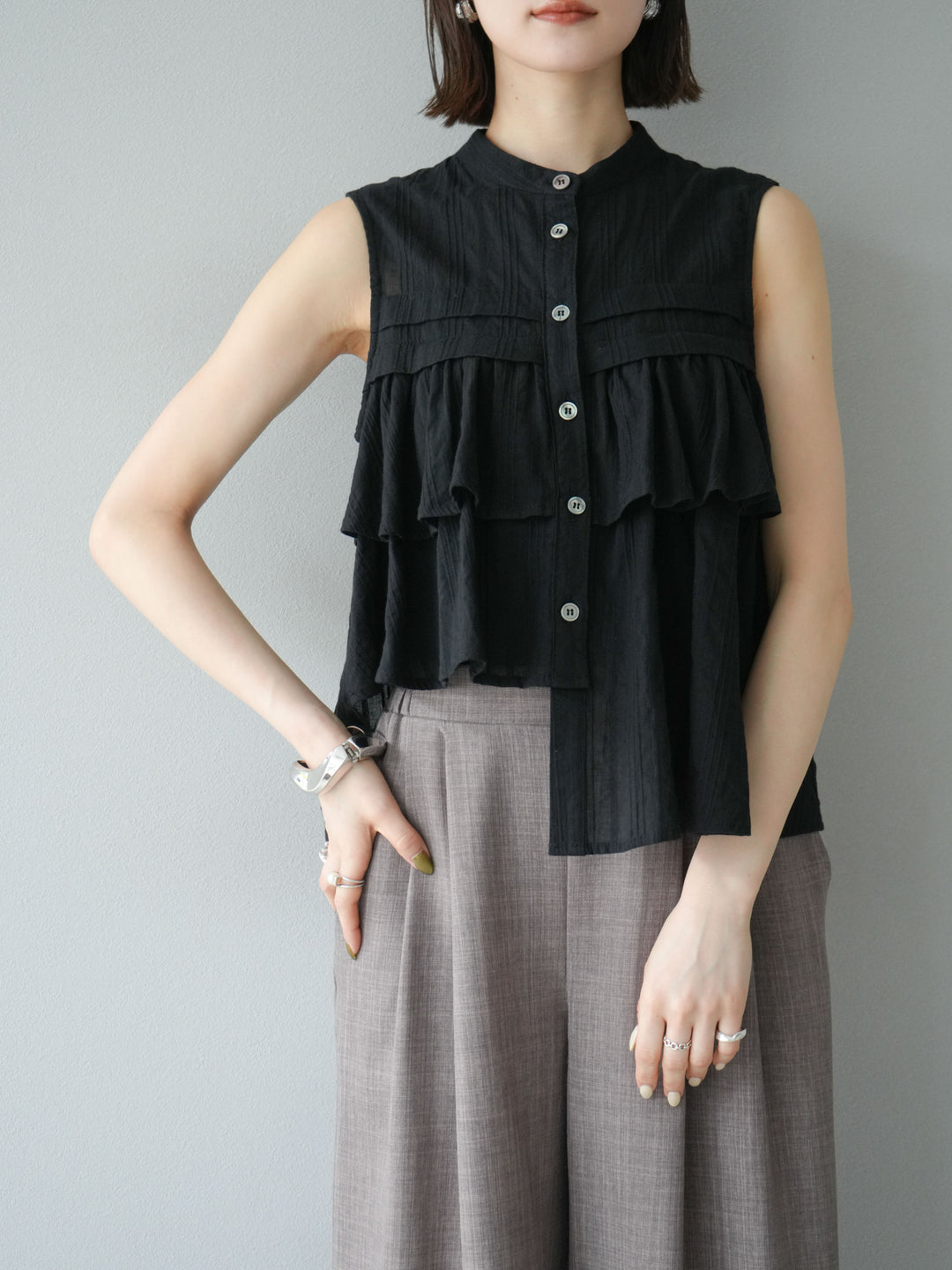 [予約]ドビーストライプアシンメトリーフリルノースリブラウス/ブラック