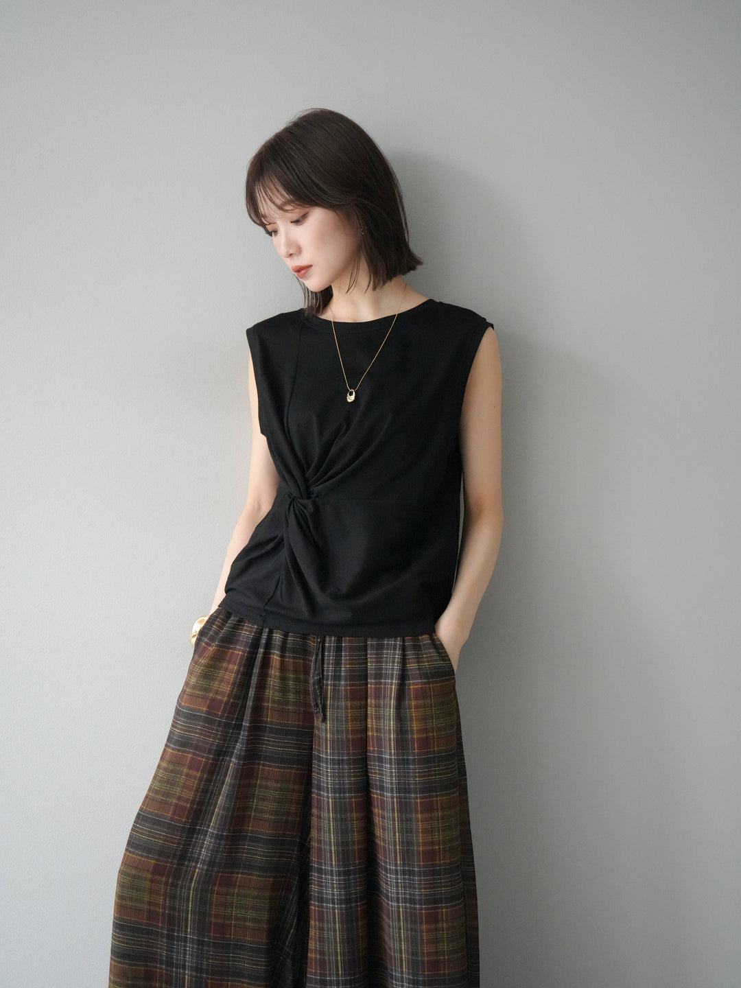 [予約]フロントツイストノースリーカットソー/ブラック