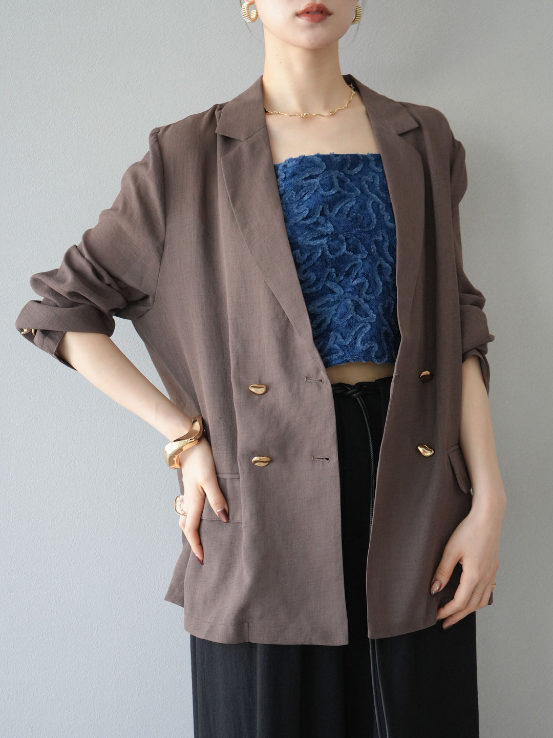 [SET] 金色扣環透視外套 + 滾邊花朵透視天鵝絨吊帶背心 + 繩紋腰帶麻感寬褲 (3 件套)