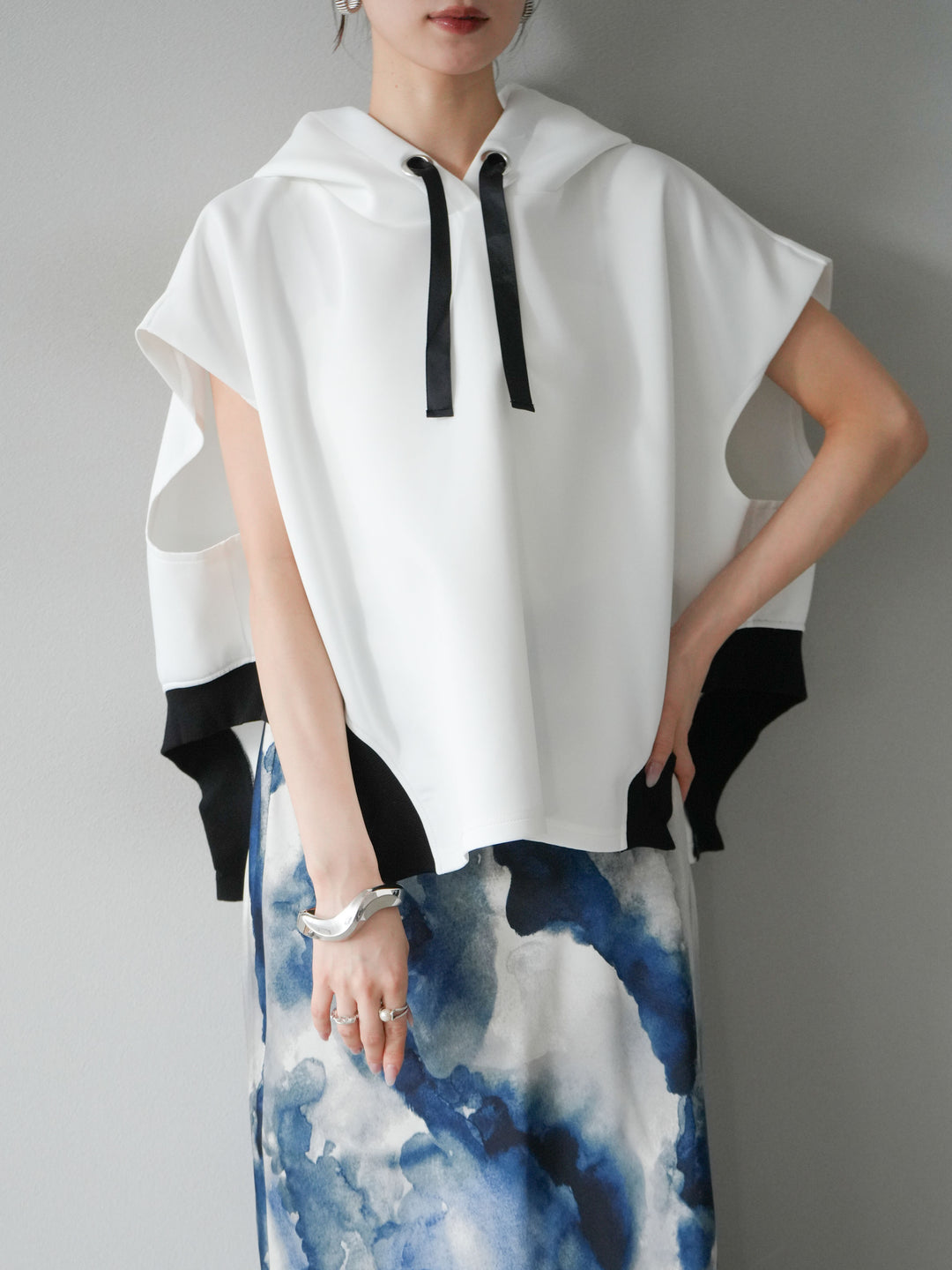 [SET]アシンメトリードルマンバックZIPフーディー+ニュアンスサテンフリルスカート(2set)