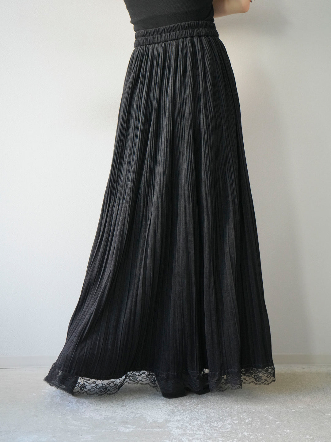[予約]裾レーススウェードプリーツマキシスカート/ブラック