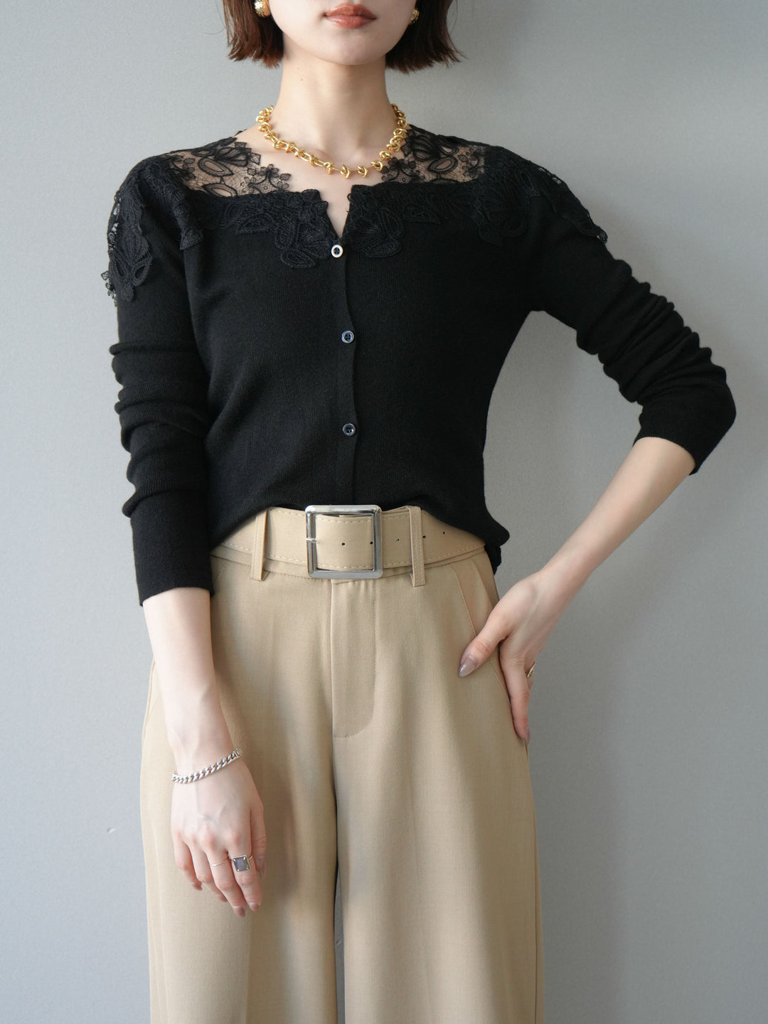 【套裝】肩部蕾絲針織開襟衫+銀色搭扣垂褶闊腿褲（兩件套）