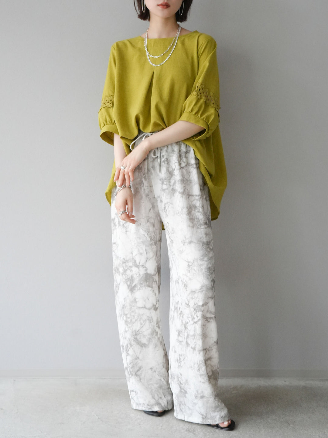 [Pre-order] Linen-touch sleeve cutwork tuck blouse/yellow green