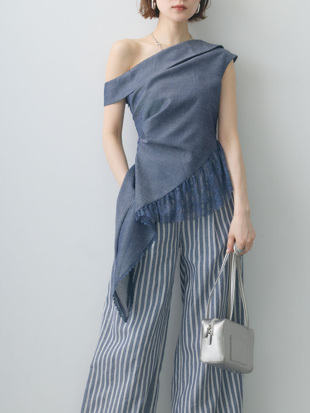 [予約]アシンメトリーラッフルレースヘムトップス/blue