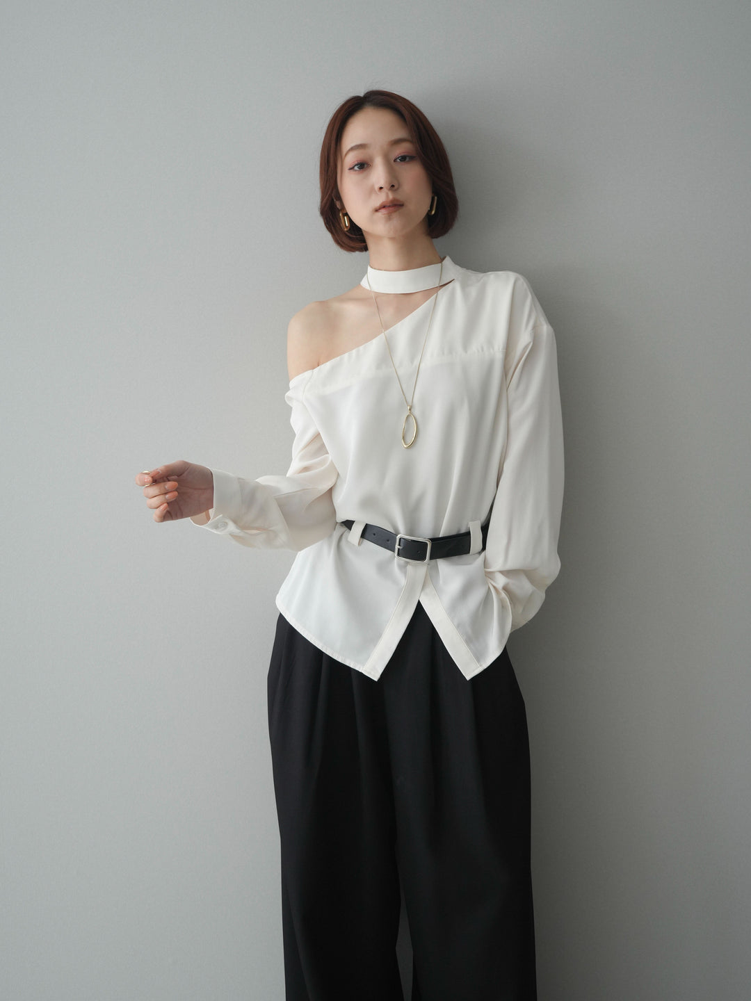 [予約]ベルト付ワンショルダースリットブラウス/ivory