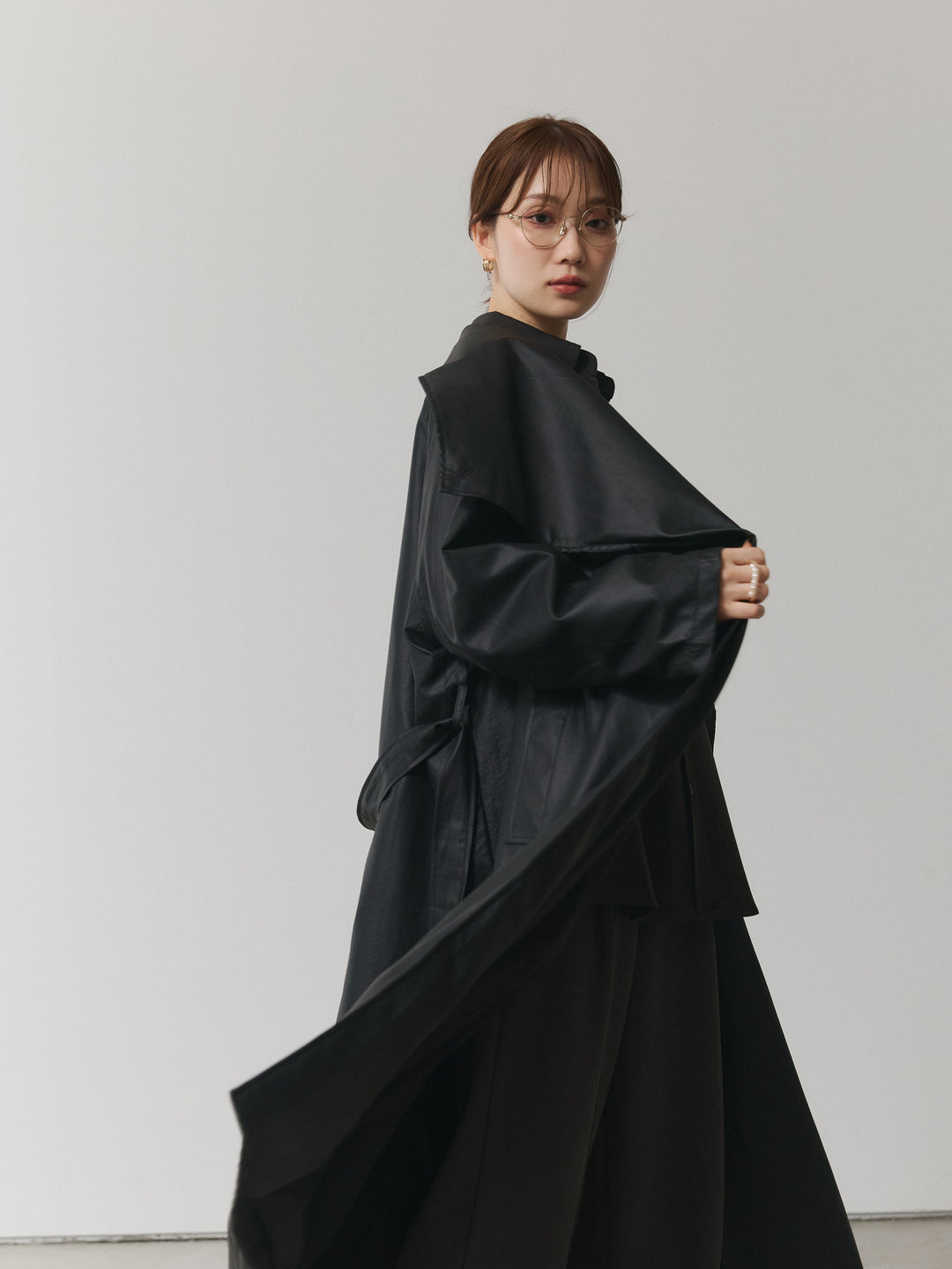 【Allure】[SET]ボタンダウンオーバーシャツ+デザインタックセンターシームアイドパンツ+フラワーレーストップス+レザーBIGカラーロングコート(4set))