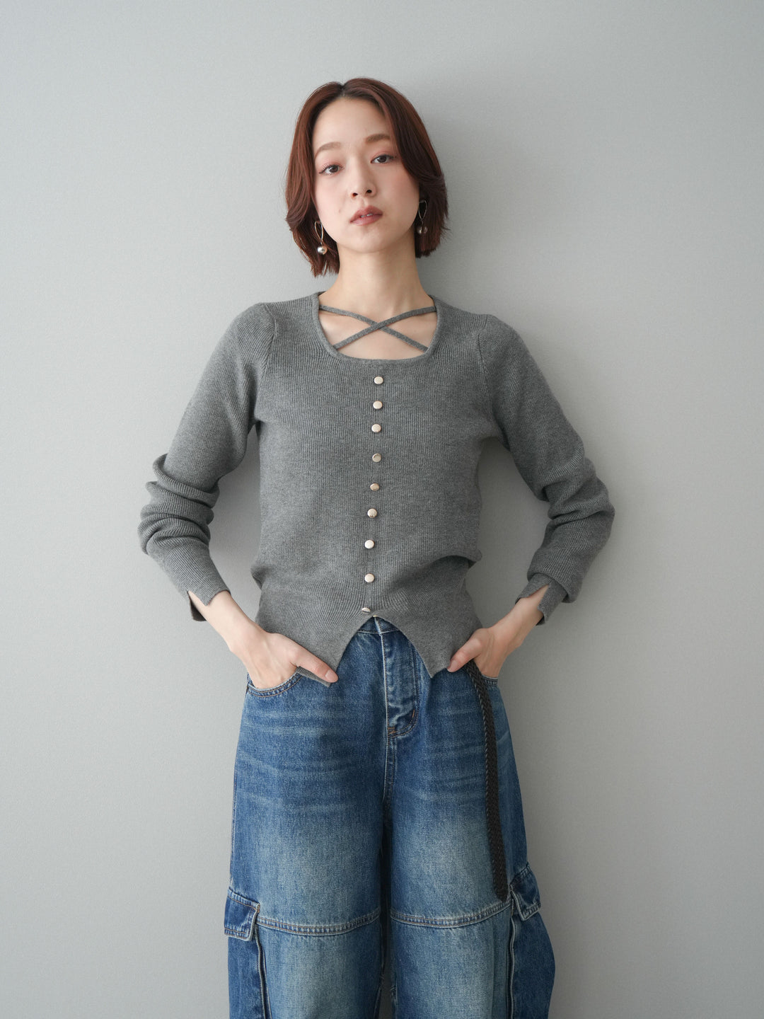 [予約]クロスデザインネックシルバーボタンニット/gray
