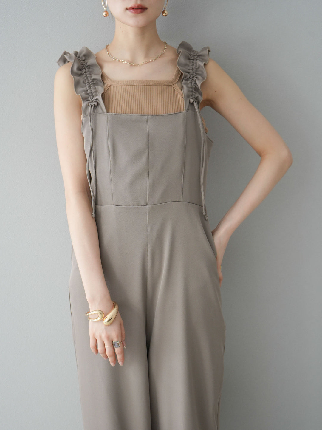 [預訂] 繫帶荷葉邊連身衣/灰褐色
