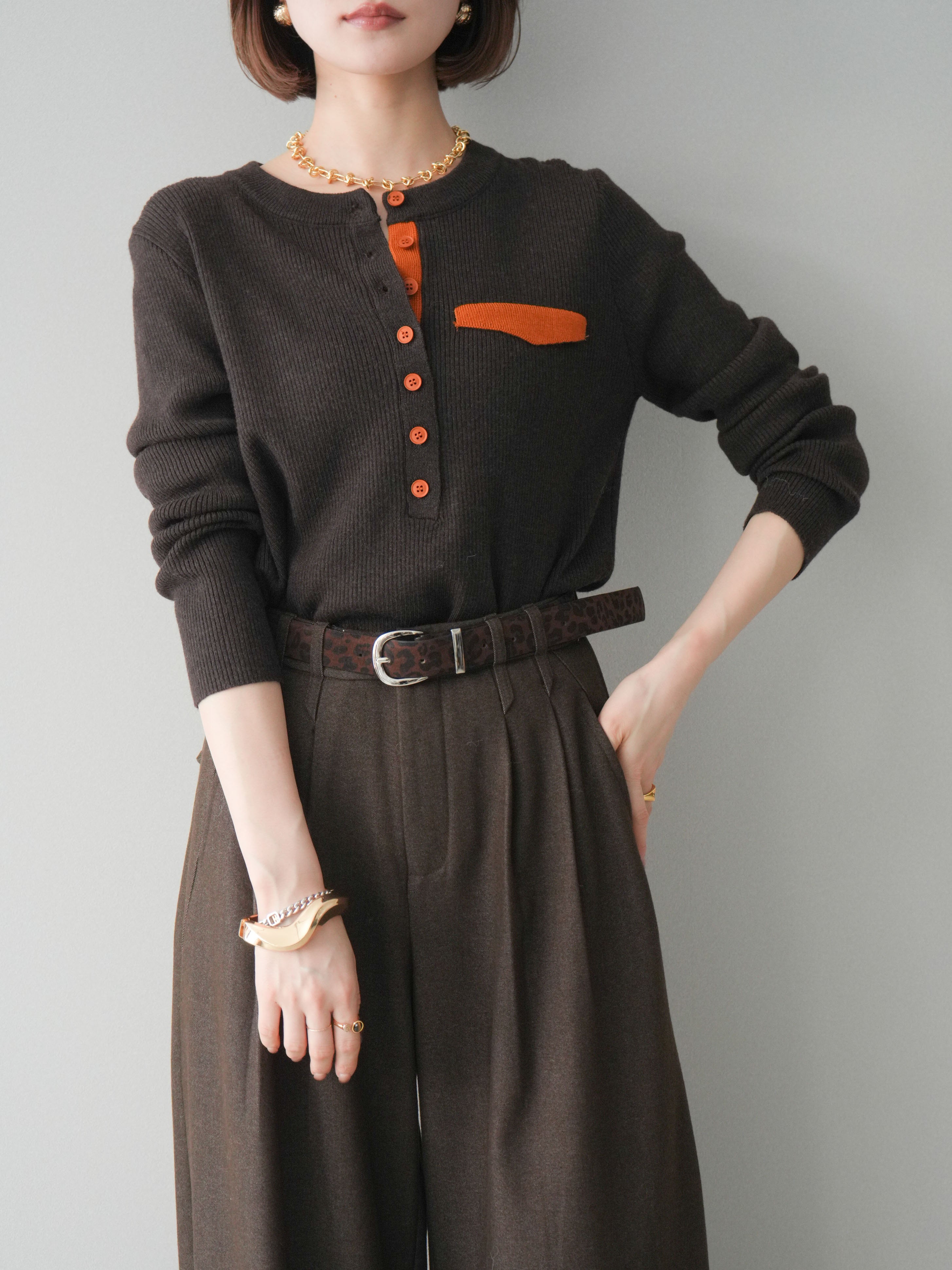 予約]バイカラーデザインポケット配色ヘンリーネックニットソー/brown