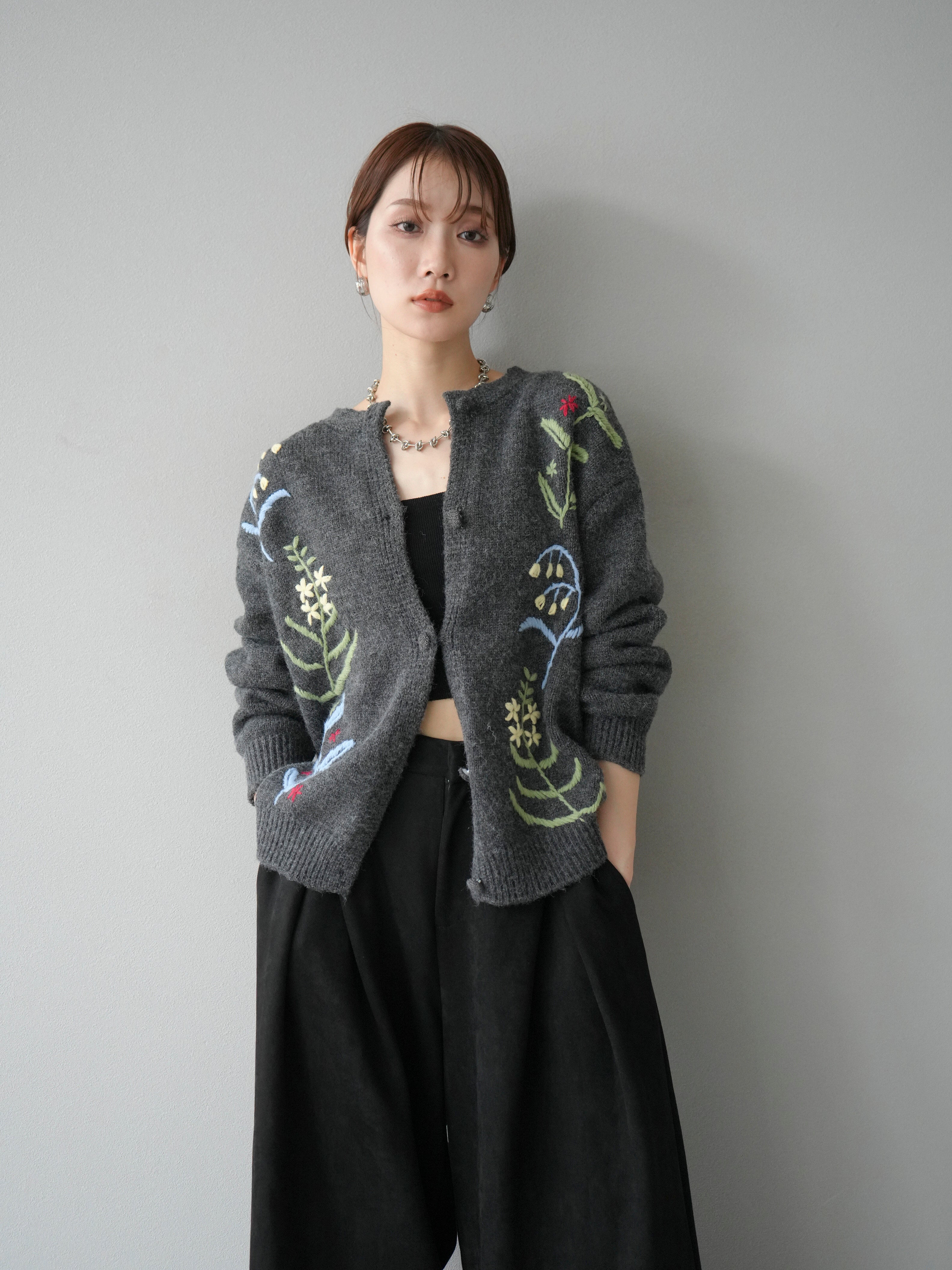 予約]フラワー刺繍ニットカーディガン/チャコール – Lumier