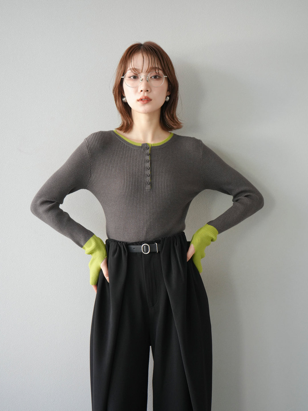 [2]ヘンリーネック配色リブニットトップス/チャコール