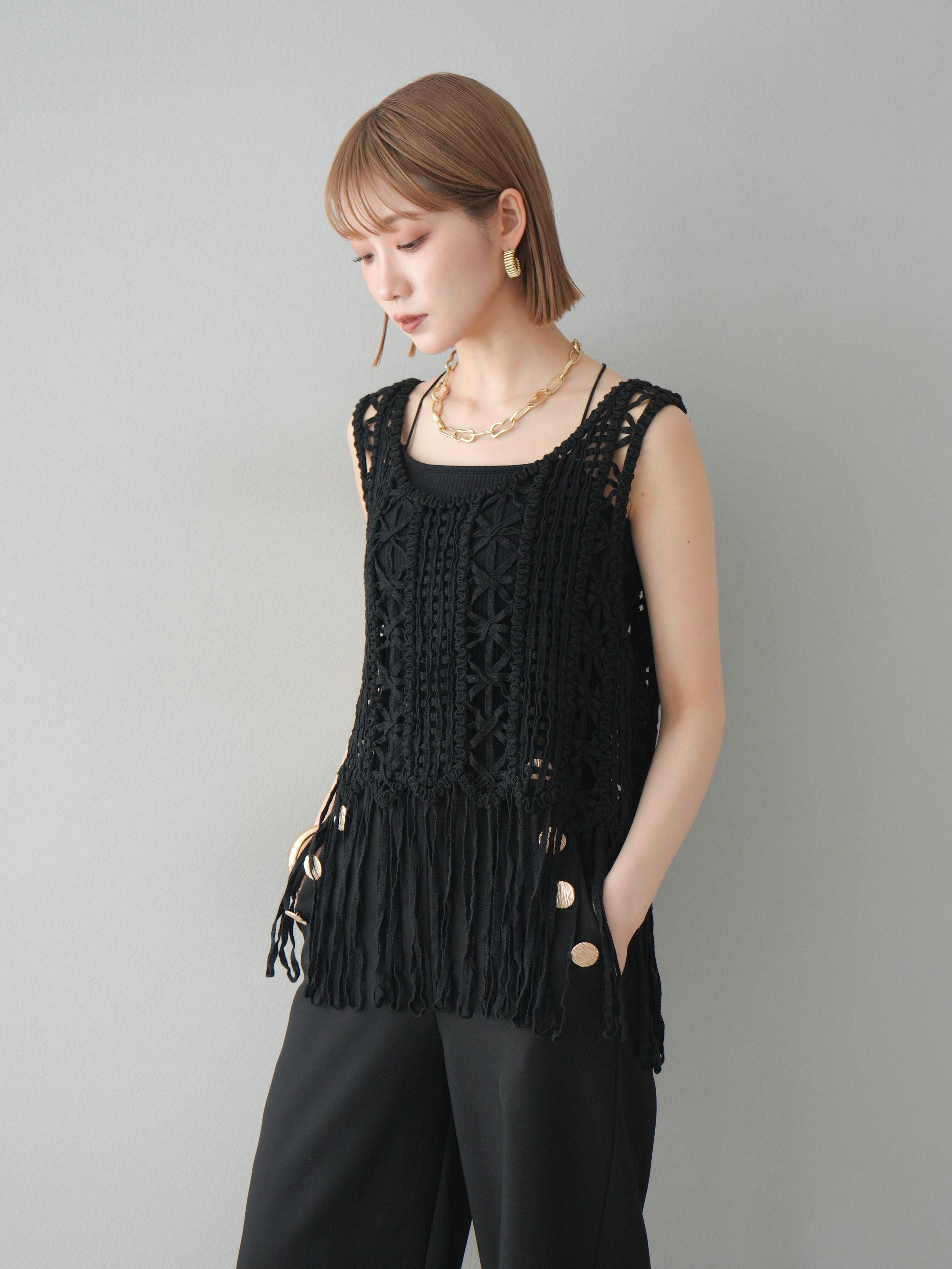 予約]クロシェフリンジノースリーブトップス/ブラック – Lumier