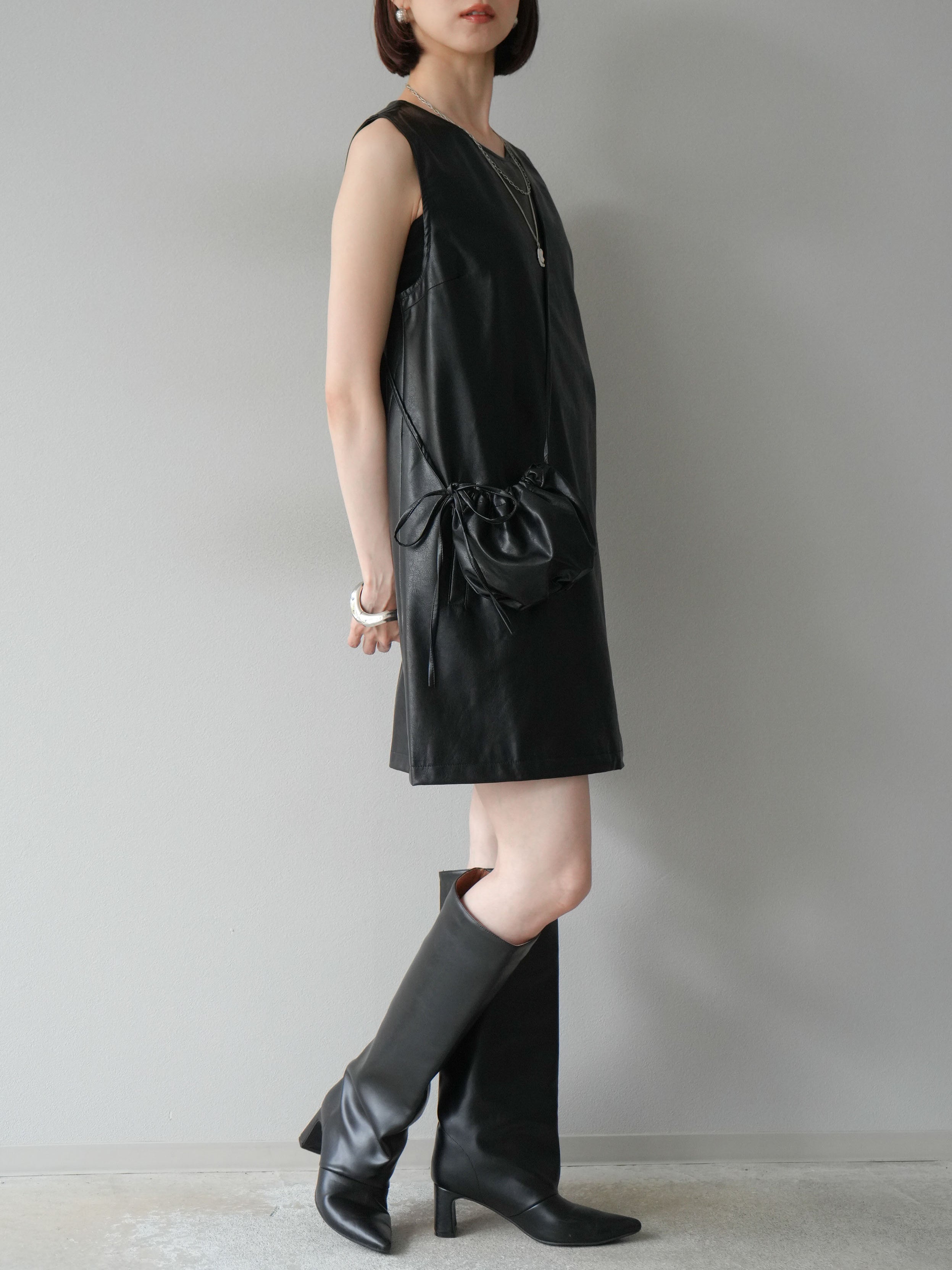 予約]ショルダーポーチ付レザーミニワンピース/ブラック – Lumier