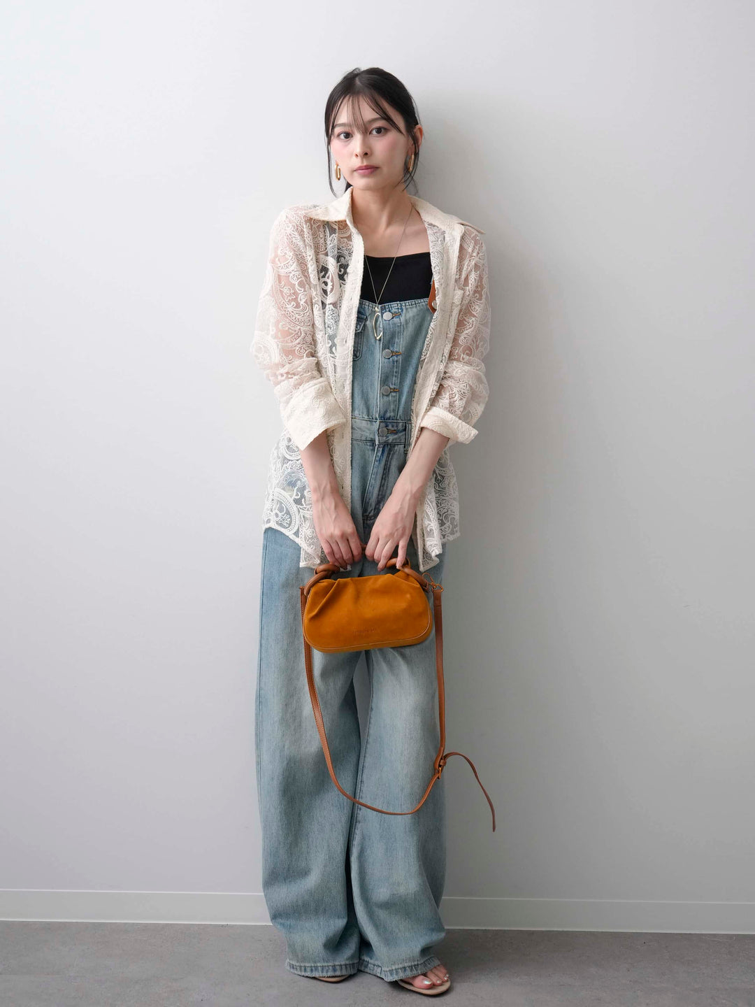 [SET]シアーペイズリー刺繍長袖ブラウス+カップ付きバッククロスキャミソール+レザーコンビストラップデニムサロペット(3set)
