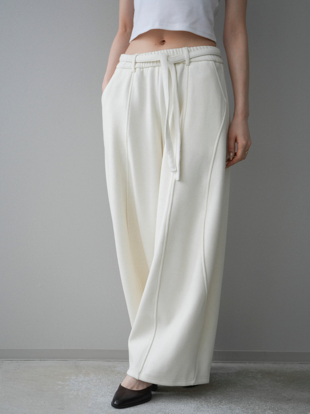 [予約]ウエストベルトカーブラインスエットパンツ/offwhite