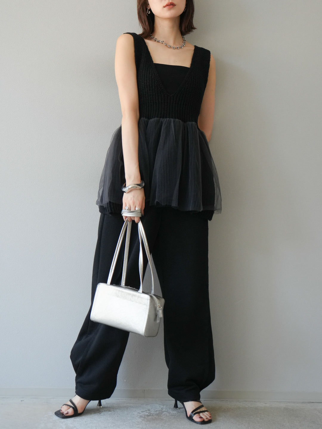 [SET] 薄紗層疊荷葉邊針織背心 + 兩用設計運動褲（2 件組）