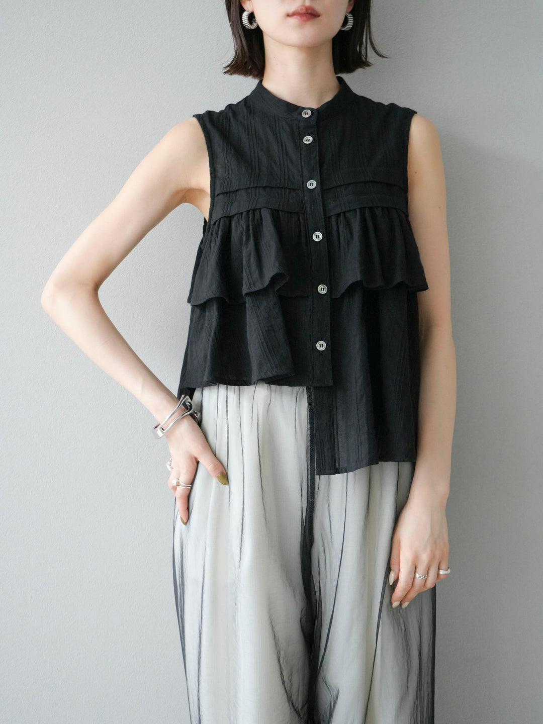 [SET]ドビーストライプアシンメトリーフリルノースリブラウス+コード刺繍チュールレイヤードパンツ(2set)