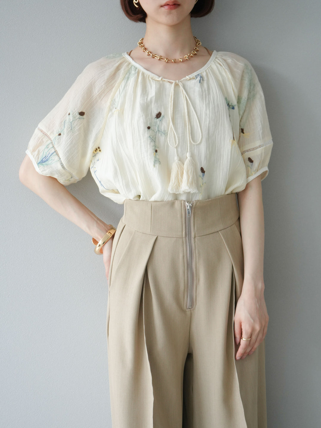 【預購】花朵刺繡半身襯衫/象牙白