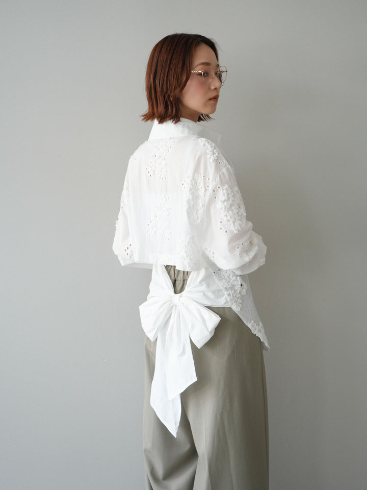 [予約]バックリボンフラワーエンブロイダリーシャツ/white