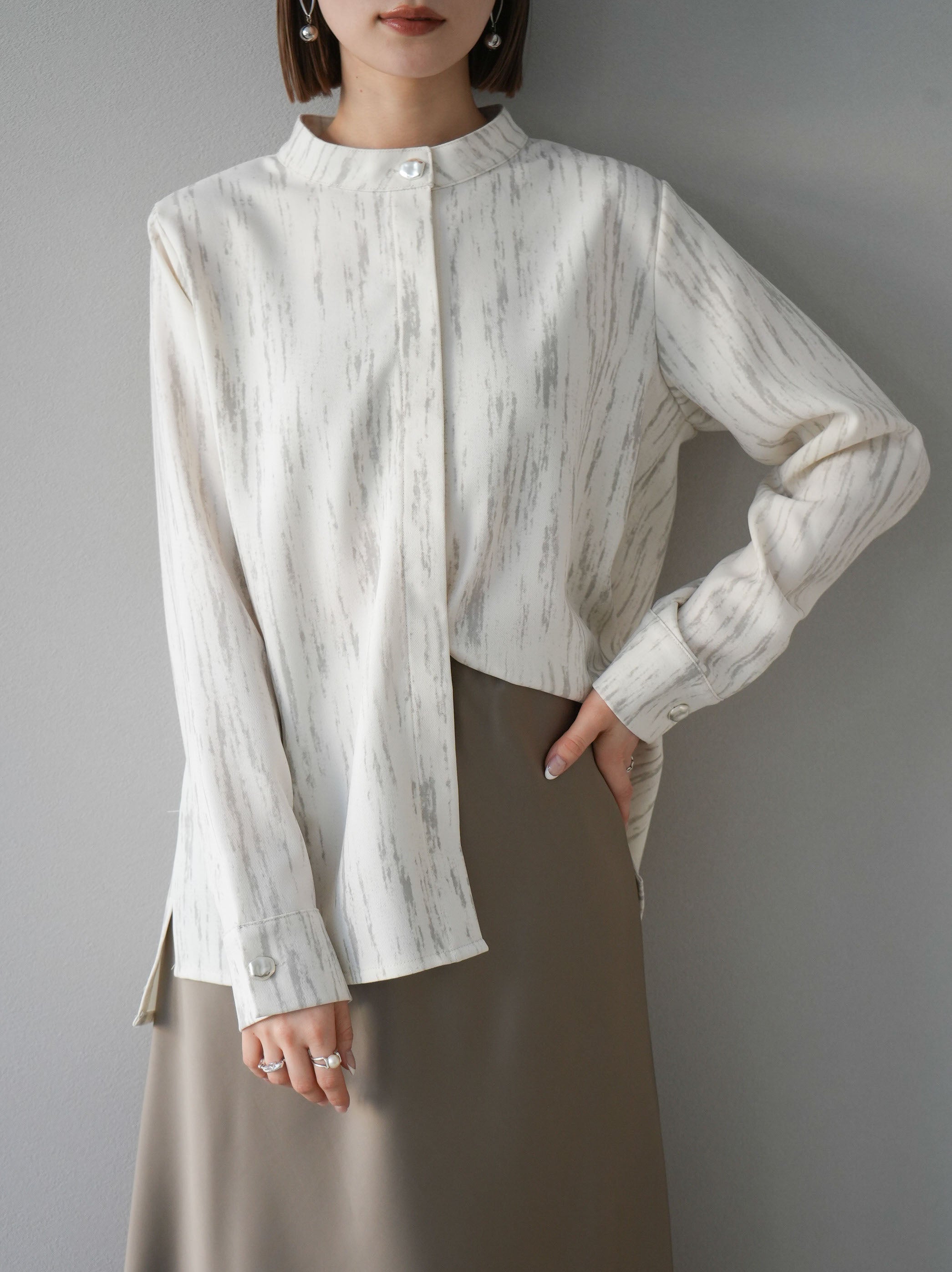 予約]水彩柄バンドカラーシャツ/アイボリー – Lumier