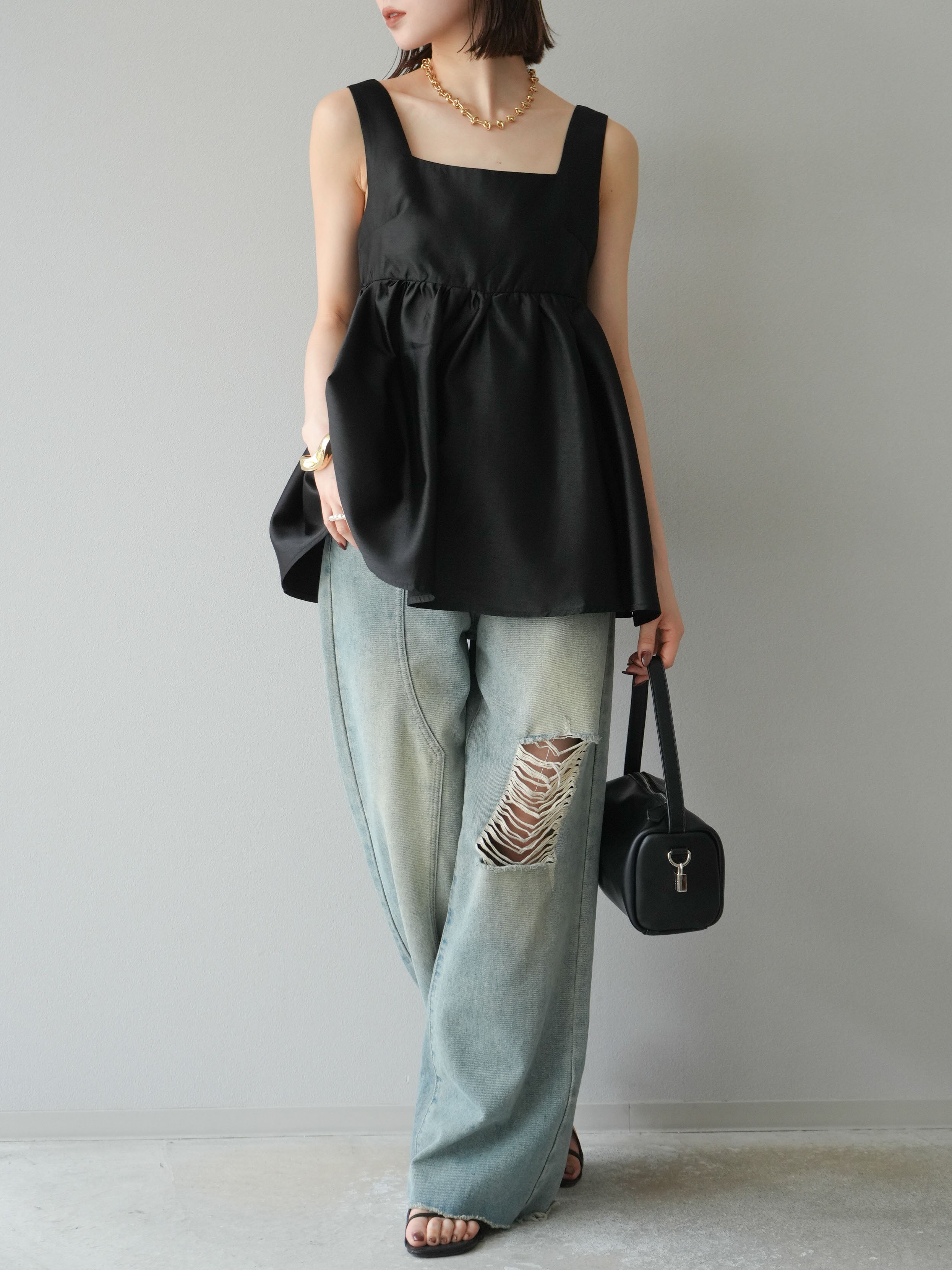 予約]サテンフレアノースリーブトップス/ブラック – Lumier