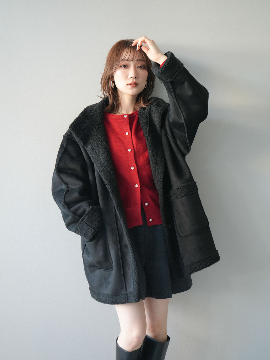 [予約]スタンドネックフェイクムートンミディアムコート/black