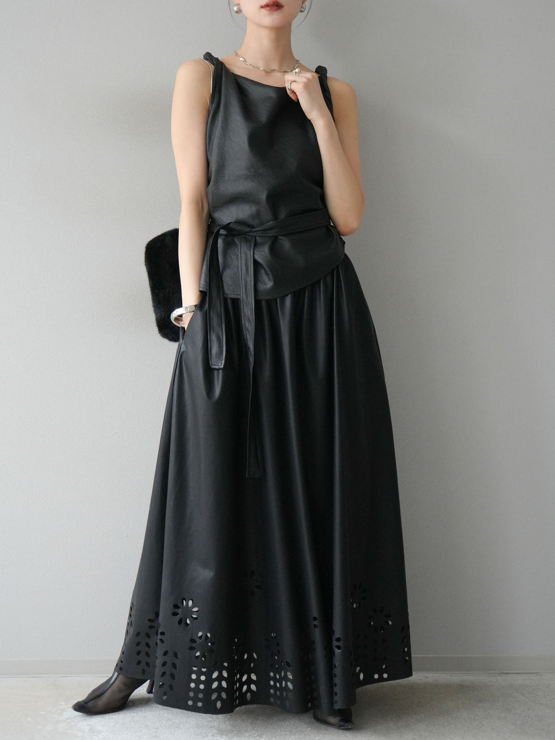 [予約]フラワーパンチングレザースカート/ブラック