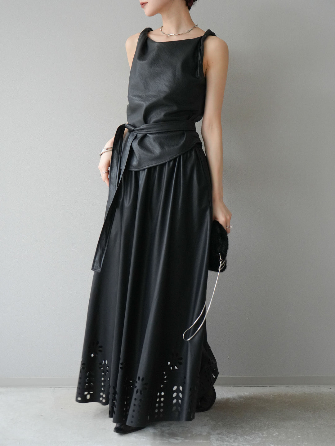 [予約]フラワーパンチングレザースカート/ブラック