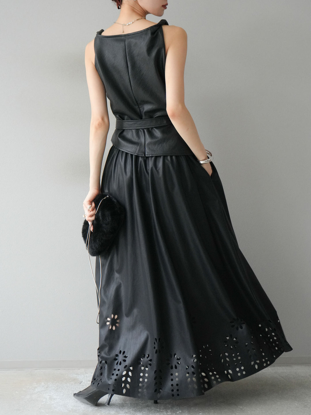 [予約]フラワーパンチングレザースカート/ブラック