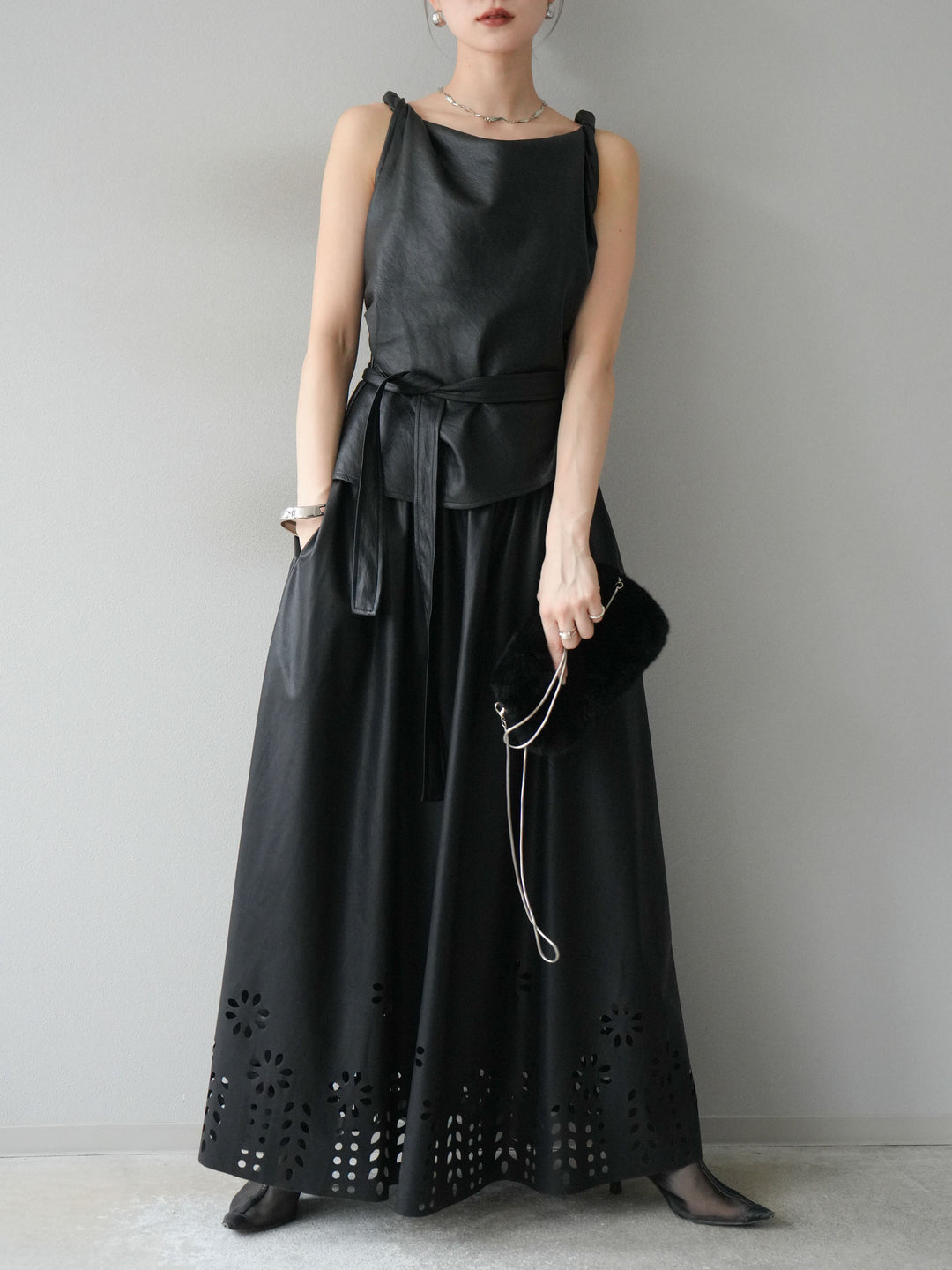 [予約]フラワーパンチングレザースカート/ブラック