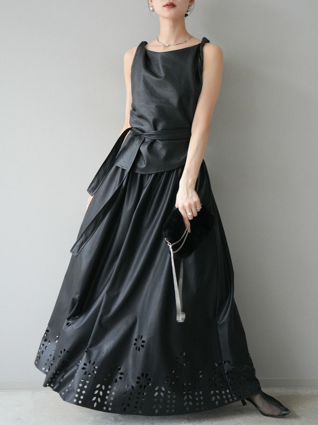[予約]フラワーパンチングレザースカート/ブラック