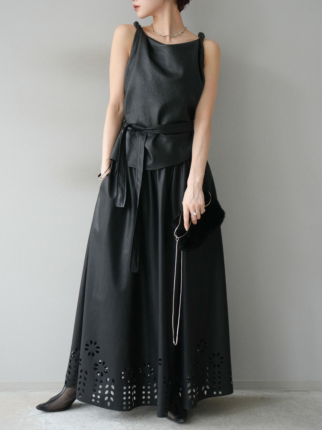 [予約]フラワーパンチングレザースカート/ブラック