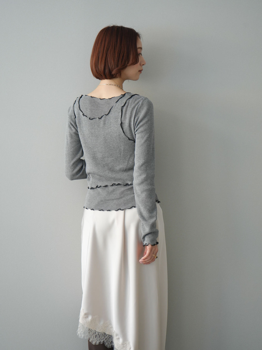 [SET]バイカラーメローアンサンブルシアーニットトップス+センターシームフレアパンツ+サテンライクアシメレーススカート(3set)