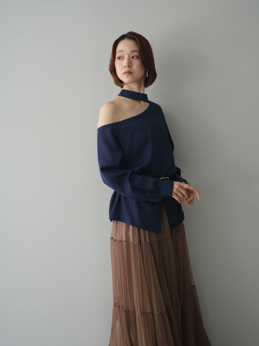 [SET]ベルト付ワンショルダースリットブラウス+ラメプリーツレイヤードチュールロングスカート(2set)